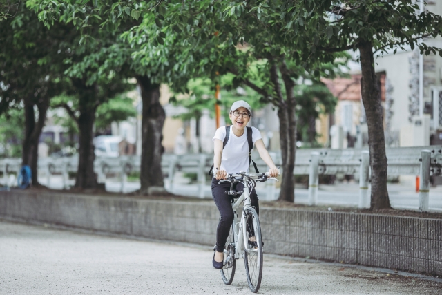 自転車を漕ぐ女性