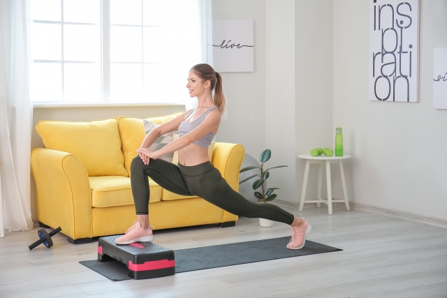 踏み台昇降する女性