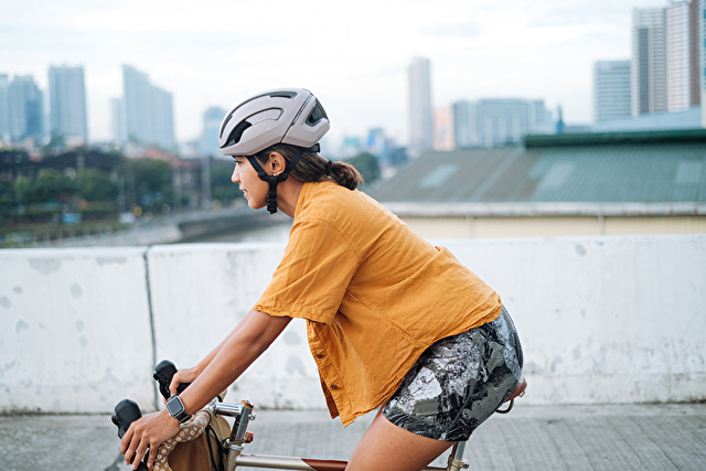自転車に乗る女性